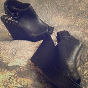 Black wedges with peep toe 😍
